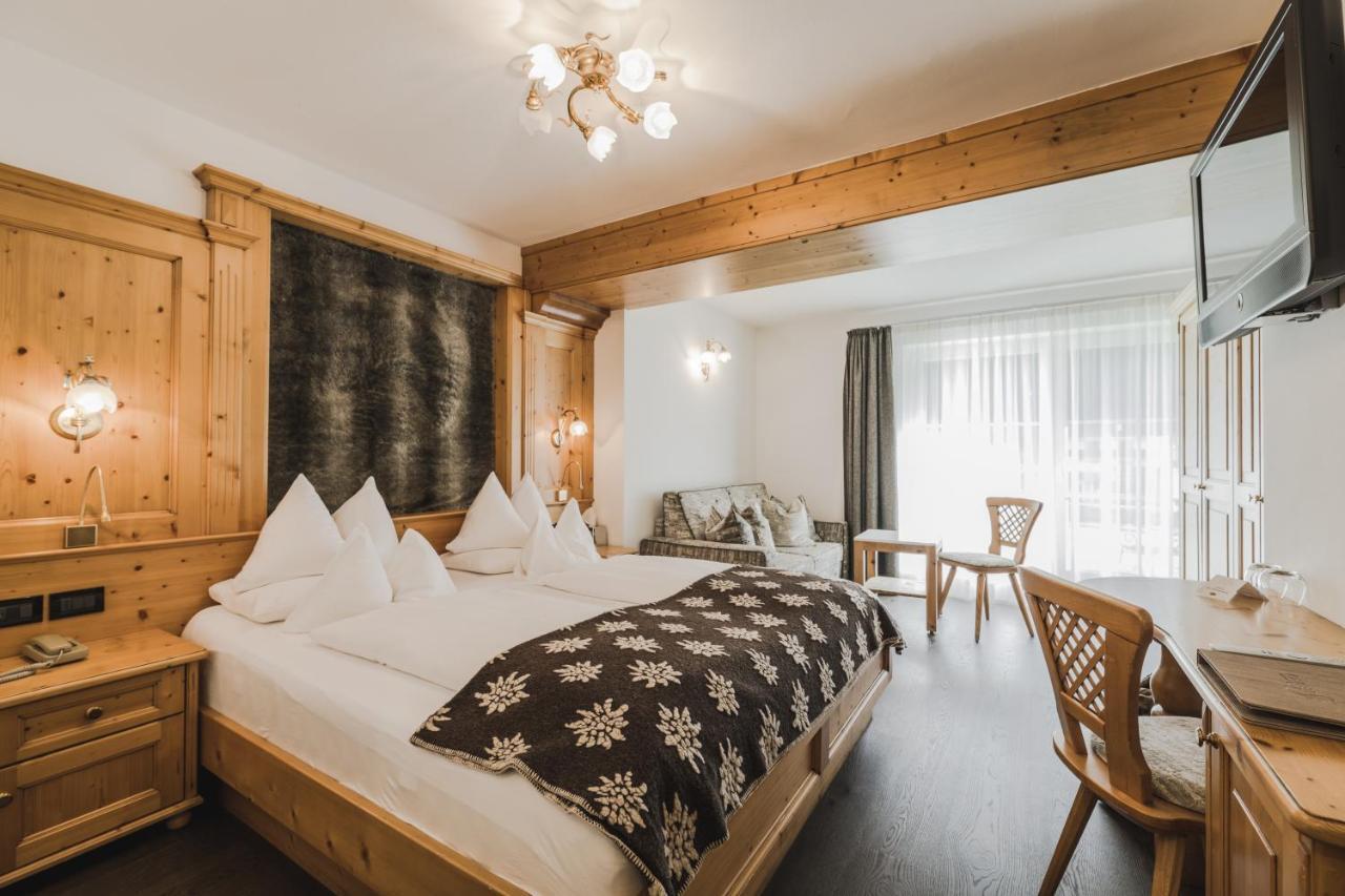 Hotel Chalet S - Dolomites Design - Adults Recommended Selva di Val Gardena Cameră foto